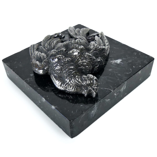 Petit oiseau mort en métal argenté sur plaque carrée de marbre noir (3/4)