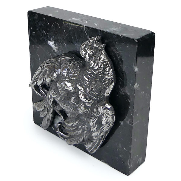 Petit oiseau mort en métal argenté sur plaque carrée de marbre noir (3/4)