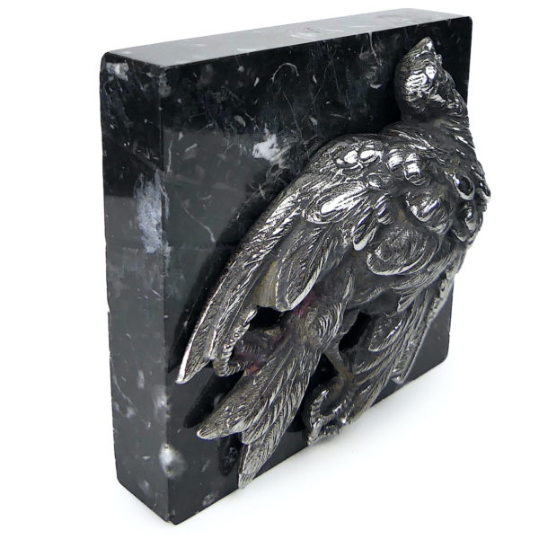 Petit oiseau mort en métal argenté sur plaque carrée de marbre noir (3/4)