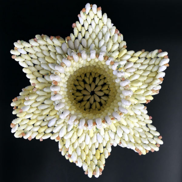 Vase floral polynésien en coquillages tressés Artisanat du Pacifique (dessus)