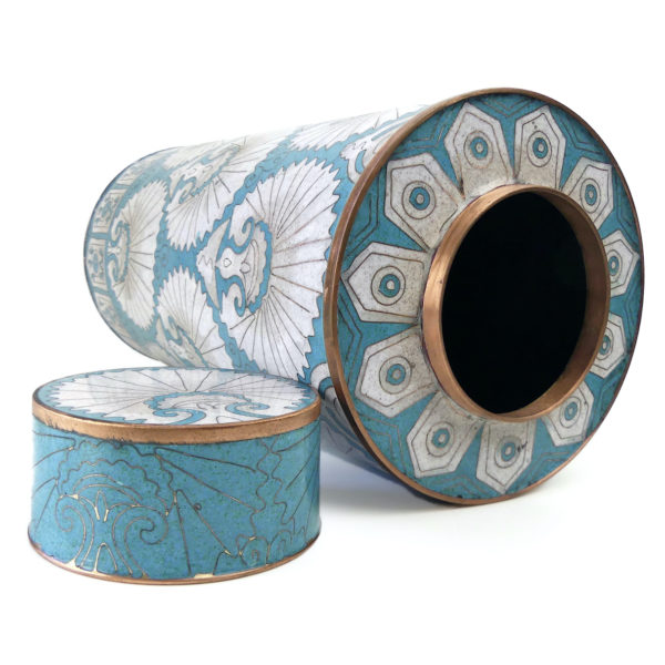 Pot long cloisonné éventails turkmen bleu et blanc Fabienne Jouvin Paris (dessus 3/4 ouvert)