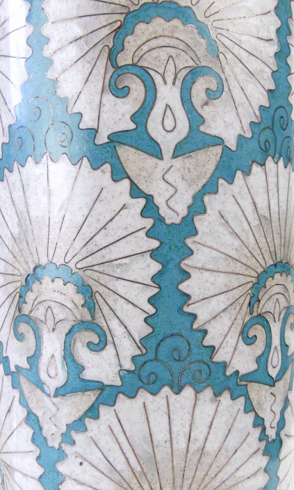 Pot long cloisonné éventails turkmen bleu et blanc Fabienne Jouvin Paris (détail)