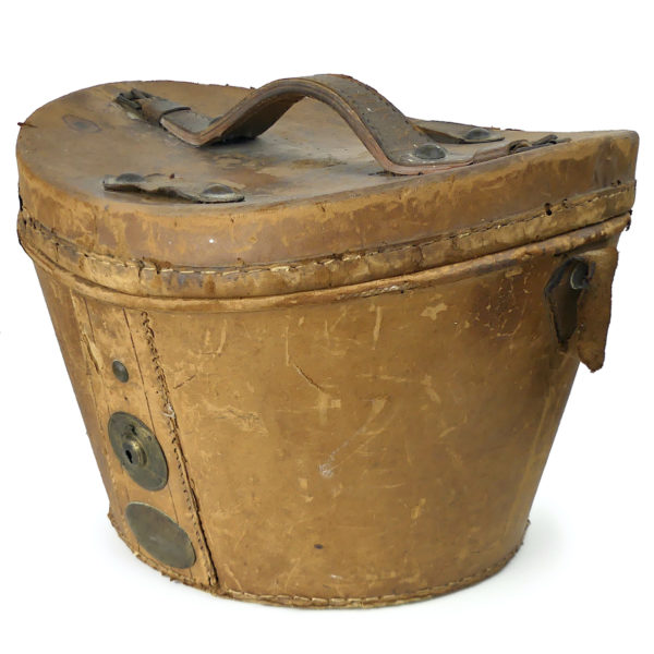 Boîte à chapeau ancienne de voyage en cuir et haut-de-forme taupe noir XIXe (3/4)