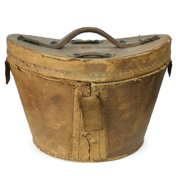 Boîte à chapeau ancienne de voyage en cuir et haut-de-forme taupe noir XIXe (dos)