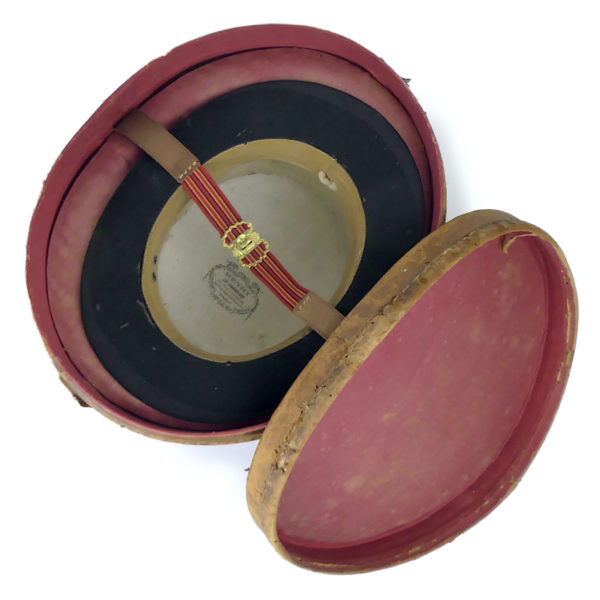 Boîte à chapeau ancienne de voyage en cuir et haut-de-forme taupe noir XIXe (ouverte dessus)