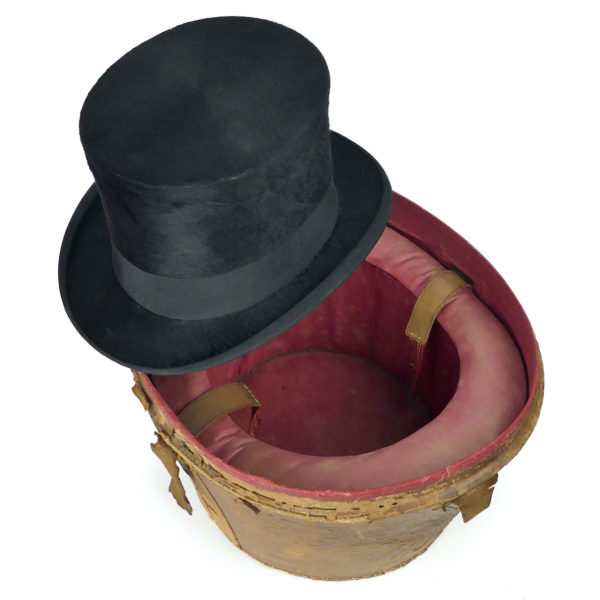 Boîte à chapeau ancienne de voyage en cuir et haut-de-forme taupe noir XIXe (ouverte dessus)