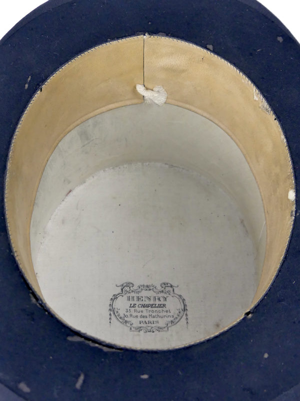 Boîte à chapeau ancienne de voyage en cuir et haut-de-forme taupe noir XIXe (détail)