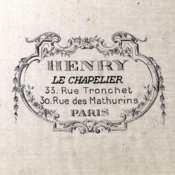 Boîte à chapeau ancienne de voyage en cuir et haut-de-forme taupe noir XIXe (détail)
