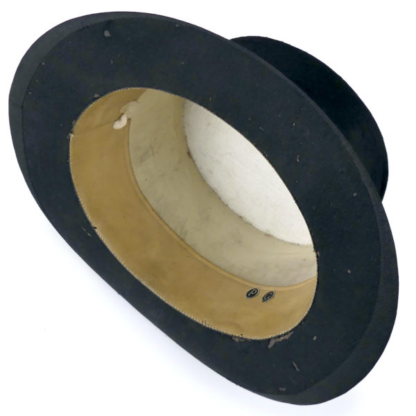 Boîte à chapeau ancienne de voyage en cuir et haut-de-forme taupe noir XIXe (dessous 3/4)