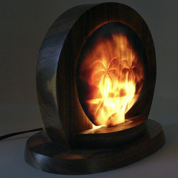 Lampe d’ambiance polynésienne vintage en nacre et miro (allumée 3/4)