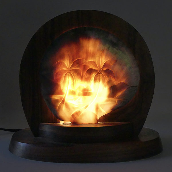 Lampe d’ambiance polynésienne vintage en nacre et miro (allumée)