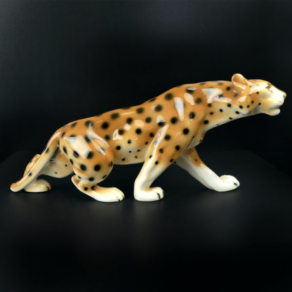 Panthère en porcelaine numérotée signée Royal Dux Bohemia Tchécoslovaquie (profil)