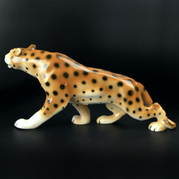 Panthère en porcelaine numérotée signée Royal Dux Bohemia Tchécoslovaquie (profil)