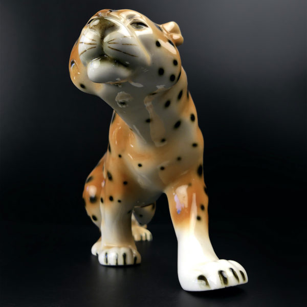 Panthère en porcelaine numérotée signée Royal Dux Bohemia Tchécoslovaquie (face)
