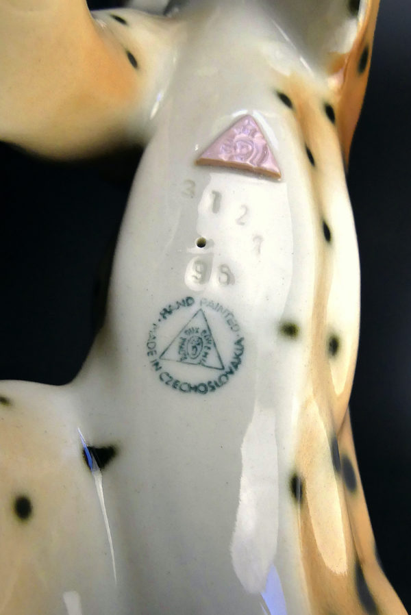Panthère en porcelaine numérotée signée Royal Dux Bohemia Tchécoslovaquie (détail)