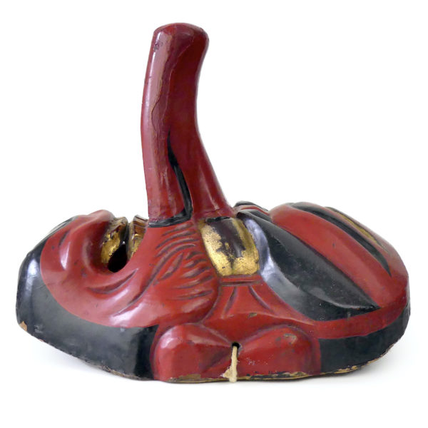 Masque Tengu ancien en bois sculpté rouge noir et or Théâtre nô (profil)