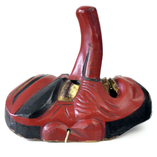 Masque Tengu ancien en bois sculpté rouge noir et or Théâtre nô (profil)