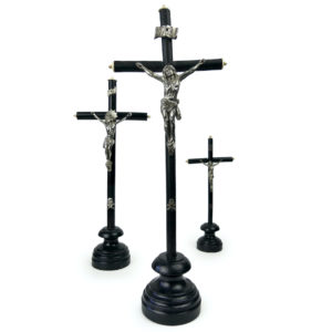 Trois crucifix XIXe en bois noir métal et os sur pied en bois tourné Napoléon III (face)