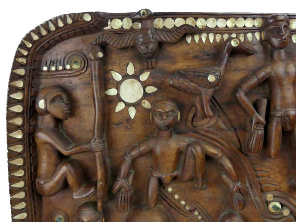 Grand bas-relief salomonais ancien en bois dur sculpté originaire des îles Salomon (détail)