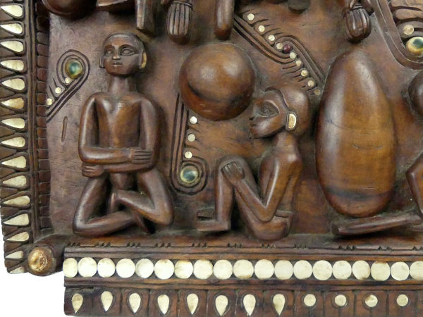 Grand bas-relief salomonais ancien en bois dur sculpté originaire des îles Salomon (détail)