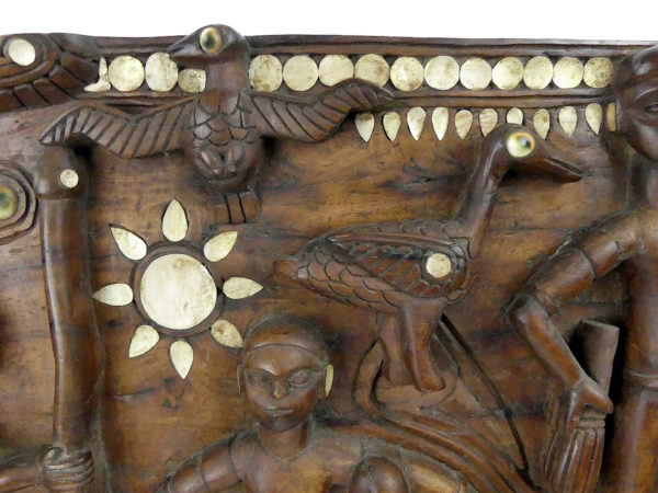 Grand bas-relief salomonais ancien en bois dur sculpté originaire des îles Salomon (détail)