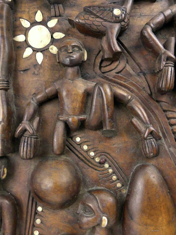 Grand bas-relief salomonais ancien en bois dur sculpté originaire des îles Salomon (détail)