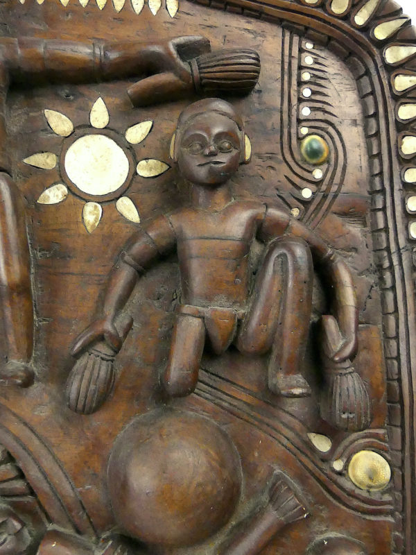 Grand bas-relief salomonais ancien en bois dur sculpté originaire des îles Salomon (détail)