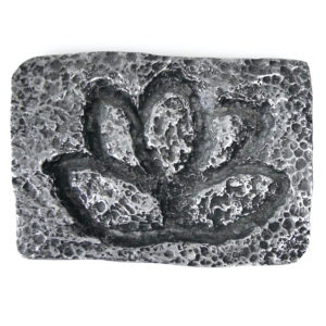 Plaque moulée Lotus en aluminium sculptée par Paolo Santini (dessus)