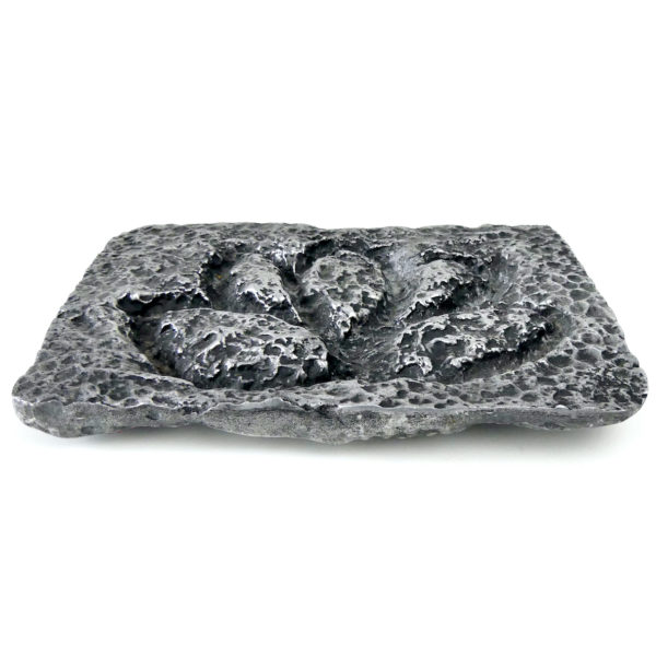 Plaque moulée Lotus en aluminium sculptée par Paolo Santini (face)