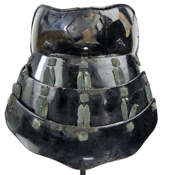 Menpō nodowa Edo en fer laqué du début du XIXe siècle sur socle métallique (face)