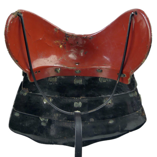 Menpō nodowa Edo en fer laqué du début du XIXe siècle sur socle métallique (dos)