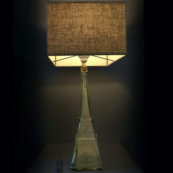 Grande lampe tour Eiffel en verre et abat-jour carré Souvenir de Paris (allumée)