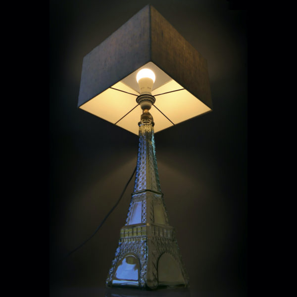 Grande lampe tour Eiffel en verre et abat-jour carré Souvenir de Paris (allumée)