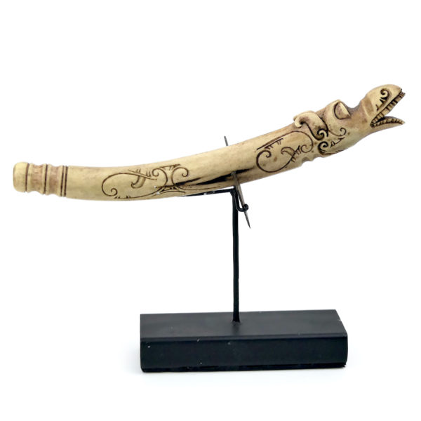 Petit racloir Dayak en bois de cervidé clair sculpté sur socle noir Bornéo (profil)