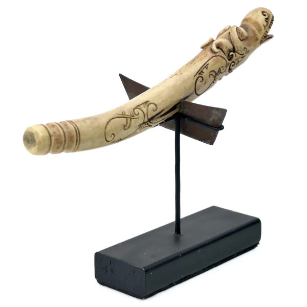 Petit racloir Dayak en bois de cervidé clair sculpté sur socle noir Bornéo (3/4 dos)