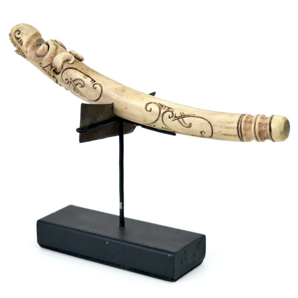 Petit racloir Dayak en bois de cervidé clair sculpté sur socle noir Bornéo (3/4 dos)