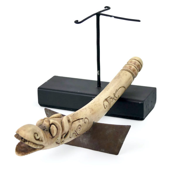 Petit racloir Dayak en bois de cervidé clair sculpté sur socle noir Bornéo (détail)