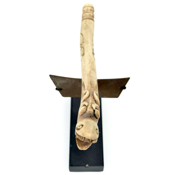 Petit racloir Dayak en bois de cervidé clair sculpté sur socle noir Bornéo (face dessus)