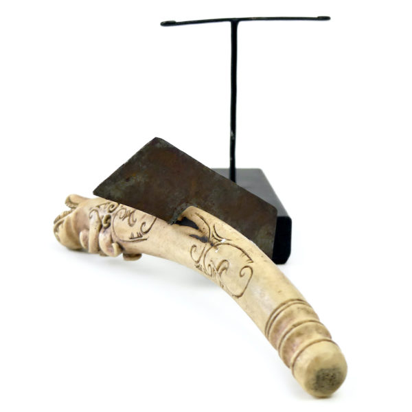 Petit racloir Dayak en bois de cervidé clair sculpté sur socle noir Bornéo (détail)