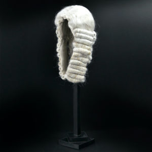 Perruque longue blanche sur porte perruque en bois noir (3/4)