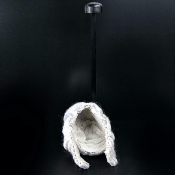 Perruque longue blanche sur porte perruque en bois noir (intérieur)