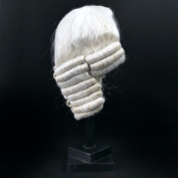 Perruque courte blanche sur porte perruque en bois noir (profil)