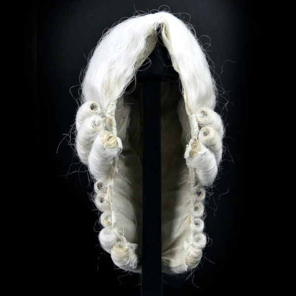 Perruque courte blanche sur porte perruque en bois noir (face)