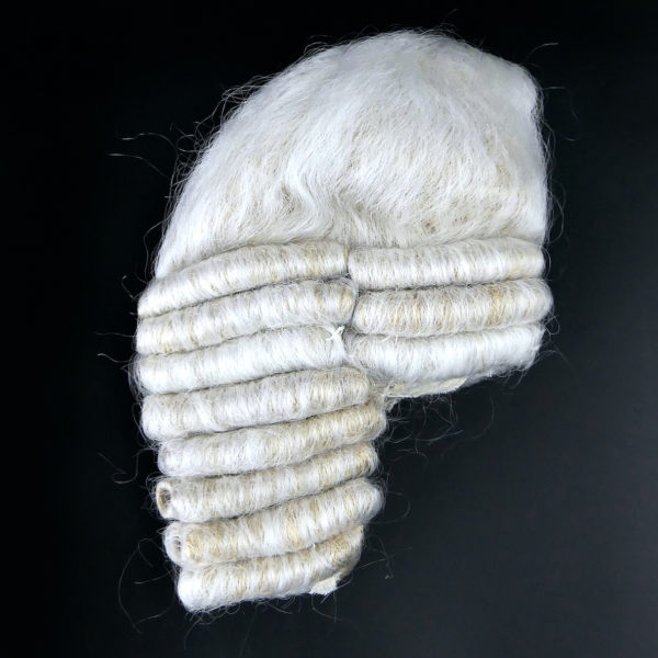 Perruque courte blanche sur porte perruque en bois noir (profil)