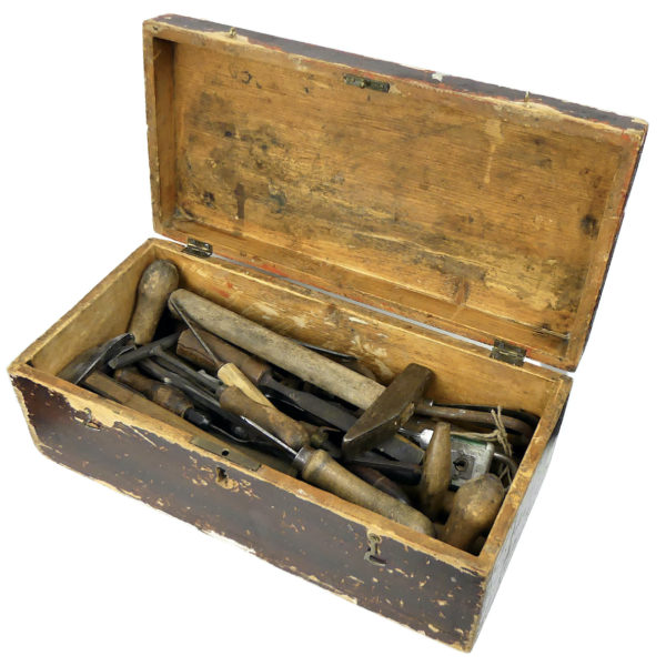 Caisse à outils de menuisier des années 50 Outils anciens de menuiserie (ouverte 3/4)