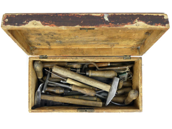 Caisse à outils de menuisier des années 50 Outils anciens de menuiserie (ouverte dessus)