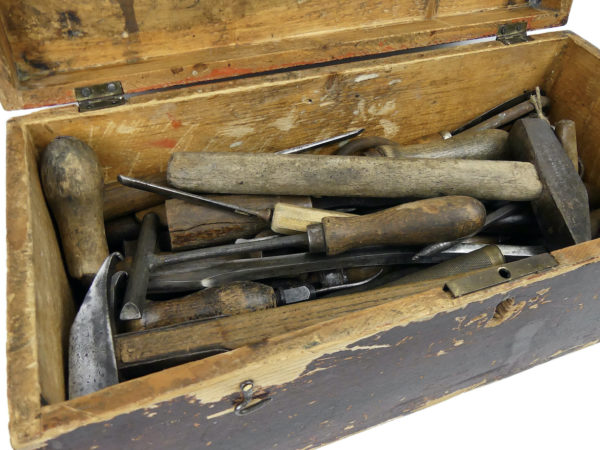 Caisse à outils de menuisier des années 50 Outils anciens de menuiserie (détail)