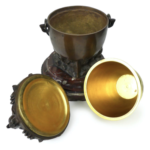 Marmite du diable en bronze patiné et marbre rouge Pot à tabac ancien XIXe (détail)