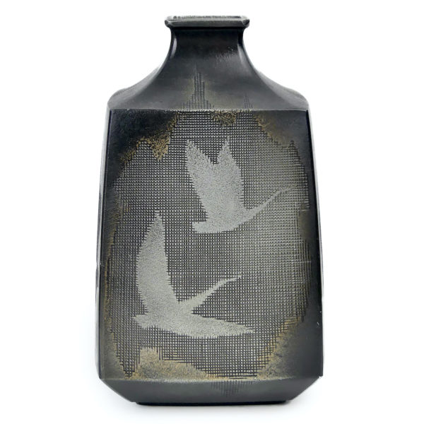 Vase japonais en métal texturé gris argenté de forme balustre à décor d’oiseaux (face)