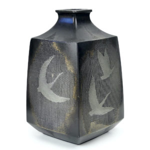Vase japonais en métal texturé gris argenté de forme balustre à décor d’oiseaux (3/4)